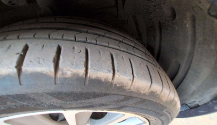 2018 Maruti Ciaz ALPHA  AT 1.5 SHVS PETROL, Petrol, Automatic, 67,727 km, Left Front Tyre Tread