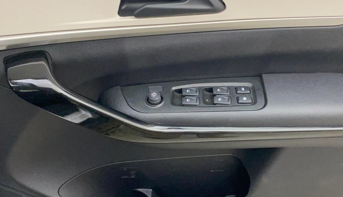 2022 Mahindra XUV700 AX 5 P AT 5 STR, Petrol, Automatic, 28,300 km, Driver Side Door Panels Control