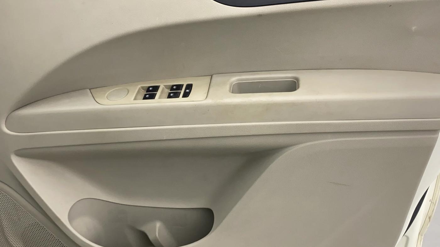 2019 Mahindra MARAZZO M2 8 STR, Diesel, Manual, 64,086 km, Driver Side Door Panels Control