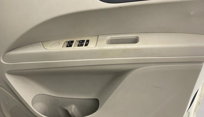 2019 Mahindra MARAZZO M2 8 STR, Diesel, Manual, 64,070 km, Driver Side Door Panels Control