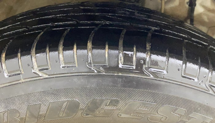2023 Mahindra XUV300 W8 (O) 1.5 DIESEL AMT, Diesel, Automatic, 90,866 km, Right Front Tyre Tread