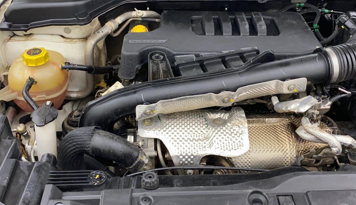 2023 Mahindra XUV300 W8 (O) 1.5 DIESEL AMT, Diesel, Automatic, 90,866 km, Engine View - Right