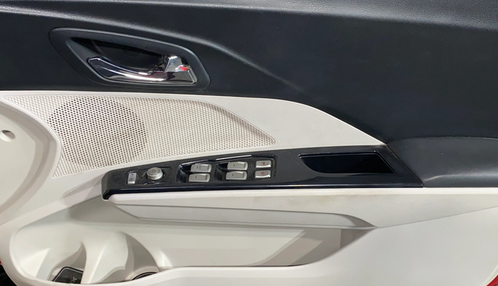 2022 Mahindra XUV300 W8 1.2 PETROL, Petrol, Manual, 41,249 km, Driver Side Door Panels Control