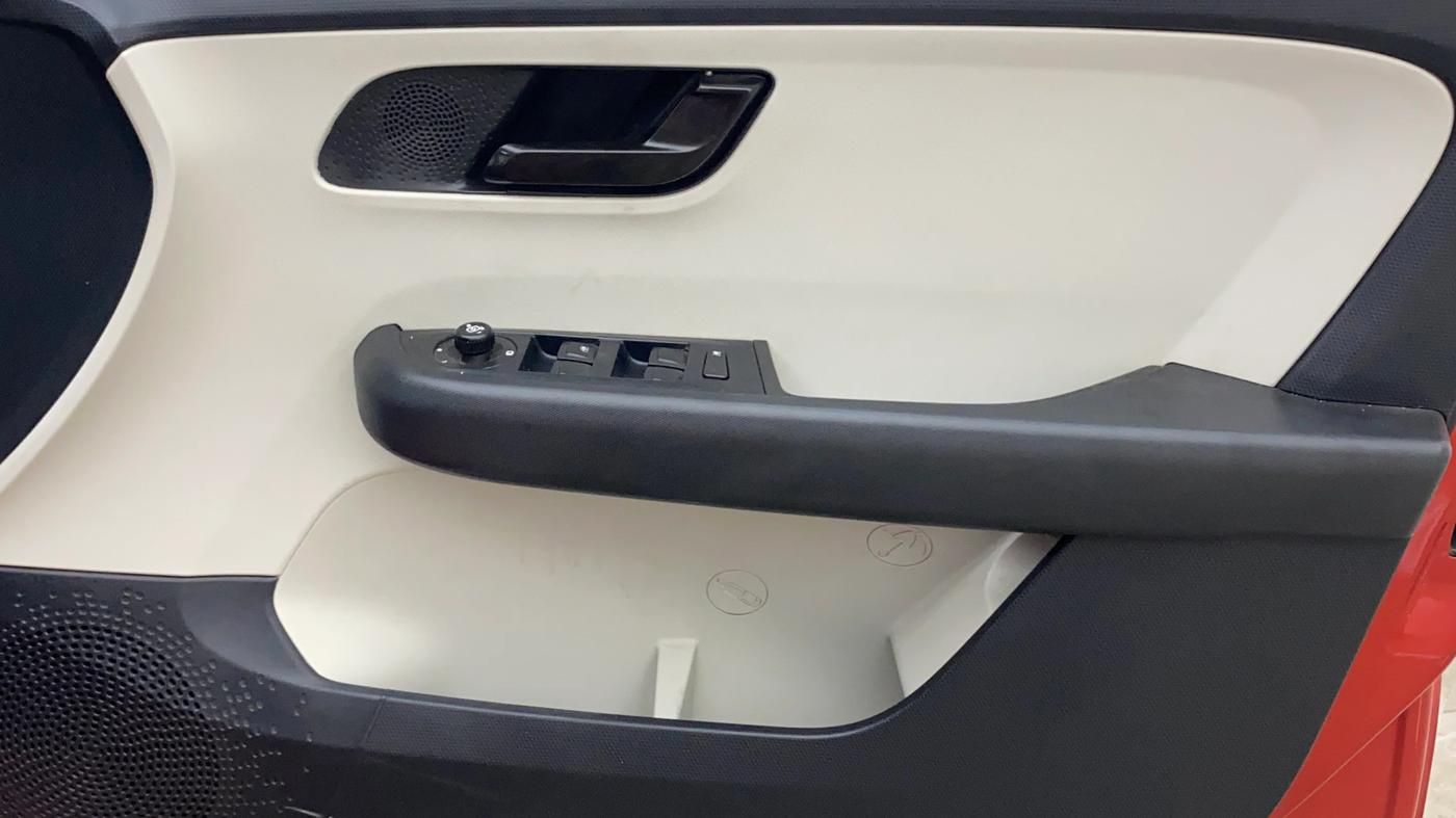2025 Tata ALTROZ XM PLUS CNG, CNG, Manual, 40,026 km, Driver Side Door Panels Control