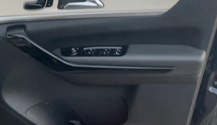 2022 Mahindra XUV700 AX 7 LUXURY P AT 7 STR, Petrol, Automatic, 44,614 km, Driver Side Door Panels Control