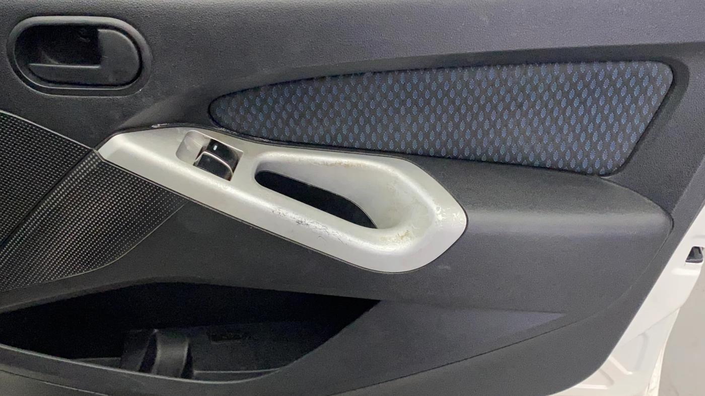 2014 Ford Figo TITANIUM 1.2 PETROL, Petrol, Manual, 93,010 km, Driver Side Door Panels Control