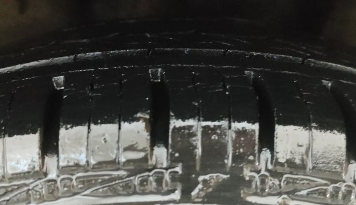 2015 Hyundai Eon MAGNA +, Petrol, Manual, 25,027 km, Left Rear Tyre Tread