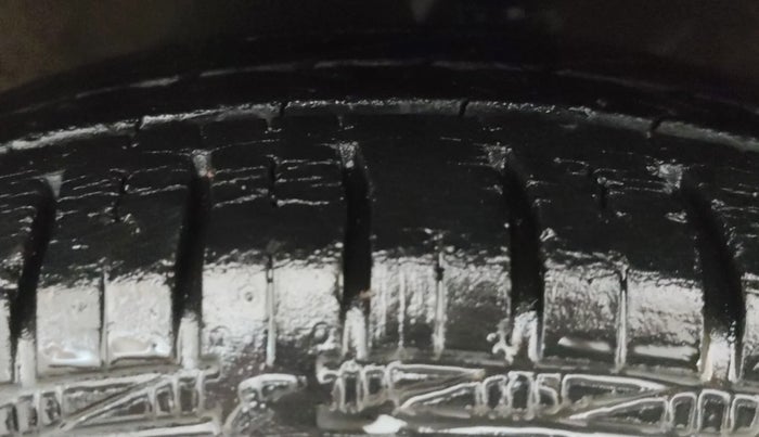 2015 Hyundai Eon MAGNA +, Petrol, Manual, 25,027 km, Left Front Tyre Tread