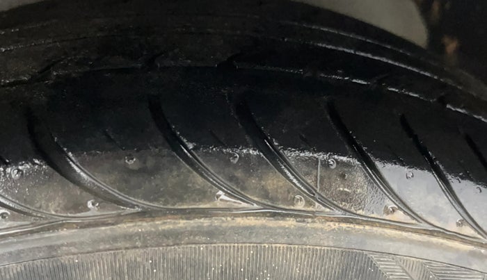 2015 Ford Figo Aspire TREND 1.2 PETROL, Petrol, Manual, 26,407 km, Left Front Tyre Tread