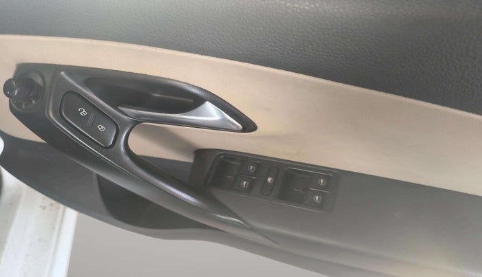 2014 Volkswagen Polo COMFORTLINE 1.2L, Diesel, Manual, 89,489 km, Driver Side Door Panels Control