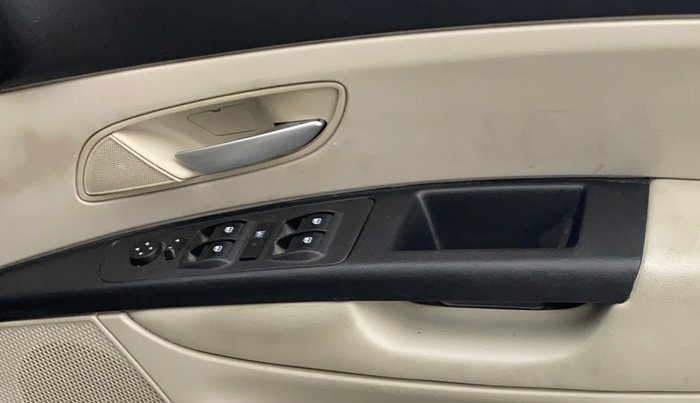 2015 Fiat Linea EMOTION 1.4 L T JET, Petrol, Manual, 52,130 km, Driver Side Door Panels Control