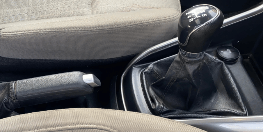 2019 Ford Ecosport TITANIUM + 1.5L PETROL, CNG, Manual, 1,24,712 km, Gear Lever
