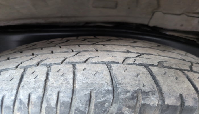 2019 Toyota Innova Crysta 2.8 GX AT 7 STR, Diesel, Automatic, 1,48,683 km, Left Front Tyre Tread