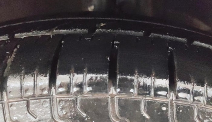 2018 Maruti Dzire VDI, Diesel, Manual, 99,868 km, Right Front Tyre Tread