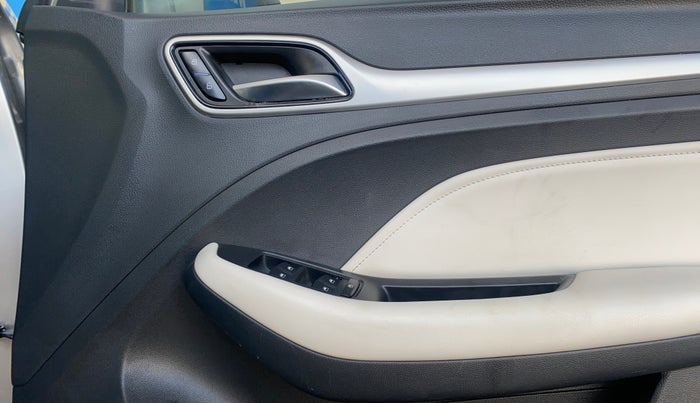 2022 MG ASTOR SMART 1.5 CVT, Petrol, Automatic, 18,352 km, Driver Side Door Panels Control