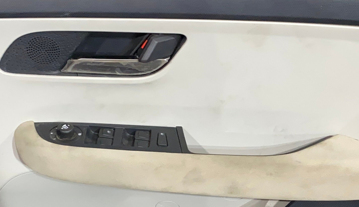 2025 Tata ALTROZ Accomplished Plus S Petrol 6DCT, Petrol, Automatic, 831 km, Driver Side Door Panels Control