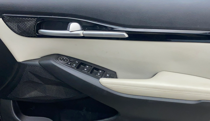 2020 KIA SELTOS HTX 1.5 PETROL, Petrol, Manual, 1,07,498 km, Driver Side Door Panels Control