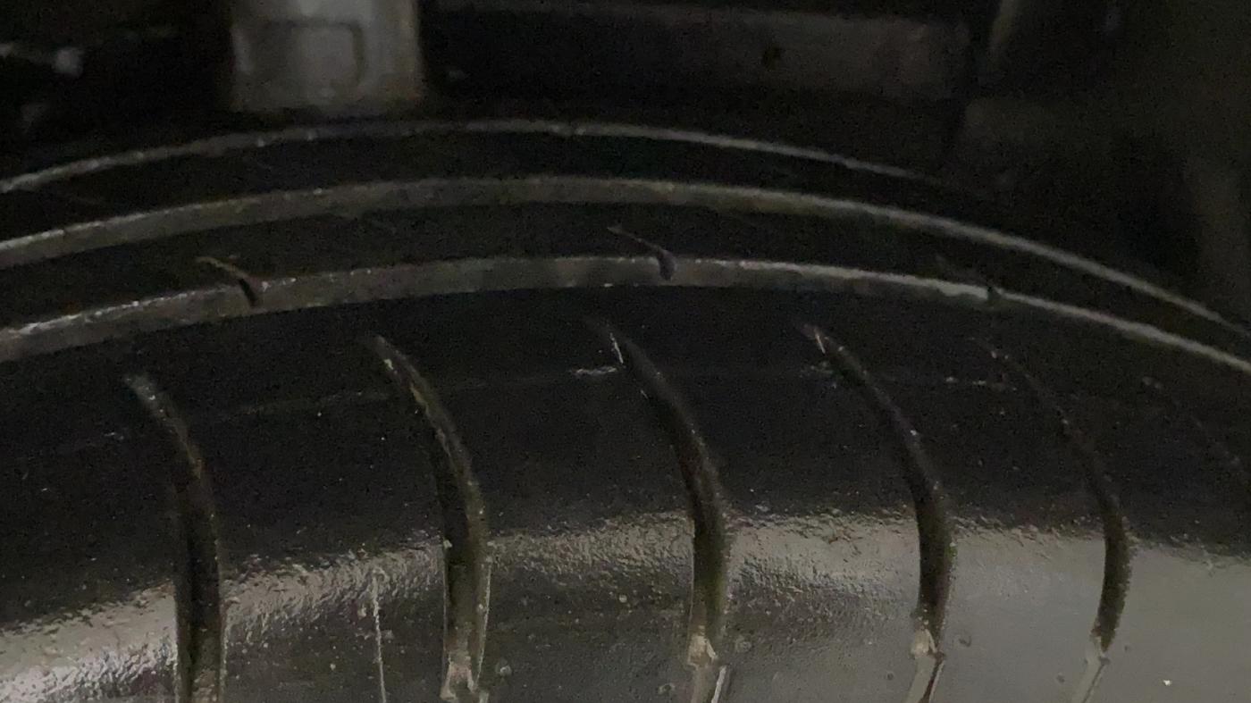 2015 Maruti Swift Dzire VXI, CNG, Manual, 91,737 km, Right Front Tyre Tread