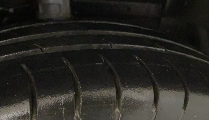 2015 Maruti Swift Dzire VXI, CNG, Manual, 91,388 km, Right Front Tyre Tread