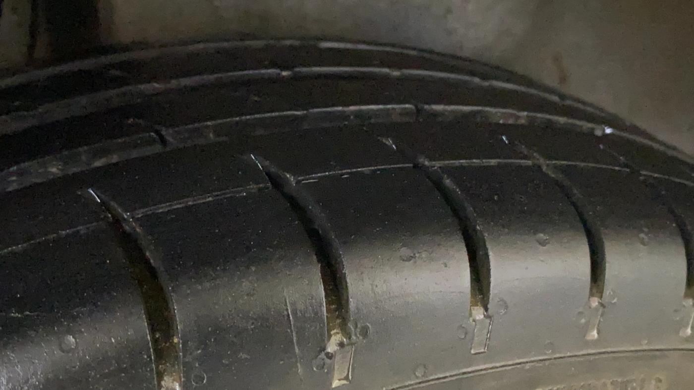 2015 Maruti Swift Dzire VXI, CNG, Manual, 91,737 km, Right Rear Tyre Tread