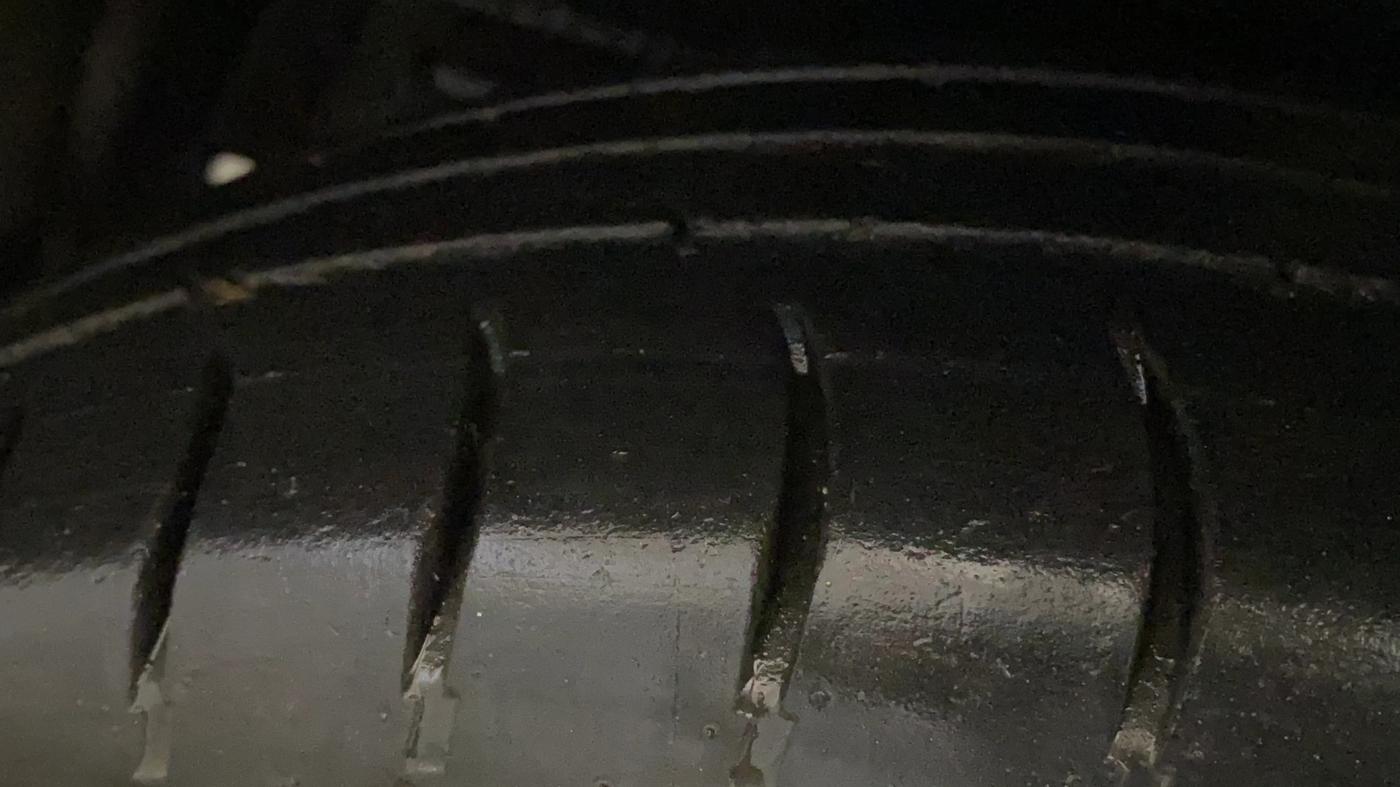 2015 Maruti Swift Dzire VXI, CNG, Manual, 91,737 km, Left Front Tyre Tread