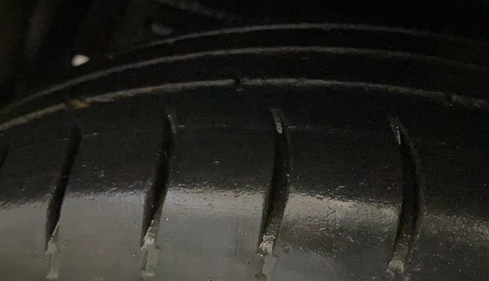 2015 Maruti Swift Dzire VXI, CNG, Manual, 91,388 km, Left Front Tyre Tread