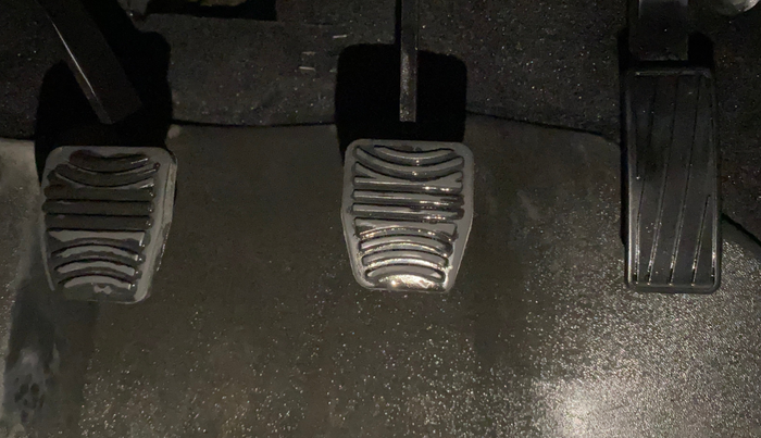 2022 Mahindra XUV700 MX P MT 5 STR, Petrol, Manual, 20,736 km, Pedals