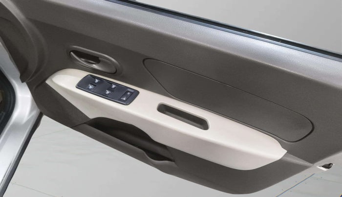 2017 Renault Lodgy 110 PS RXL STEPWAY 8 STR, Diesel, Manual, 66,243 km, Driver Side Door Panels Control