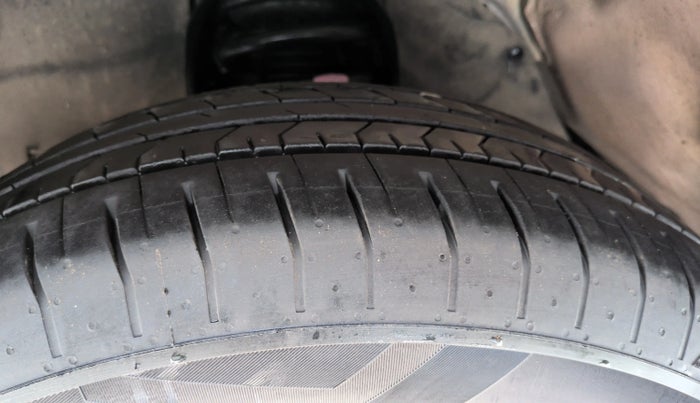 2021 Toyota Innova Crysta 2.4 VX 7 STR, Diesel, Manual, 51,576 km, Right Front Tyre Tread