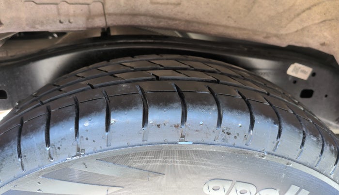 2021 Toyota Innova Crysta 2.4 VX 7 STR, Diesel, Manual, 51,576 km, Left Front Tyre Tread