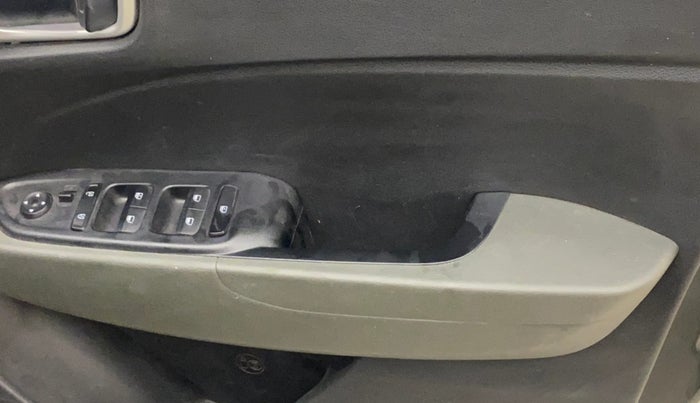 2020 Hyundai VENUE S 1.2, Petrol, Manual, 72,978 km, Driver Side Door Panels Control