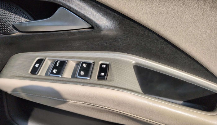 2024 MG HECTOR SHARP PRO 1.5 PETROL TURBO CVT PETROL, Petrol, Automatic, 17,621 km, Driver Side Door Panels Control