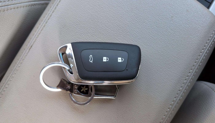 2024 MG HECTOR SHARP PRO 1.5 PETROL TURBO CVT PETROL, Petrol, Automatic, 17,621 km, Key Close Up