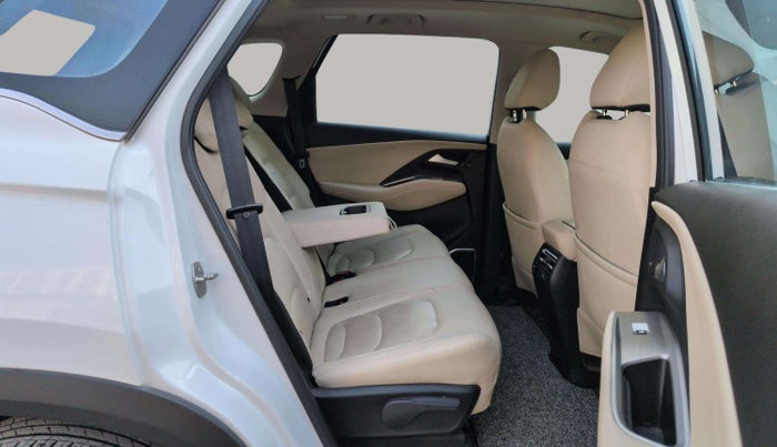 2024 MG HECTOR SHARP PRO 1.5 PETROL TURBO CVT PETROL, Petrol, Automatic, 17,621 km, Right Side Rear Door Cabin