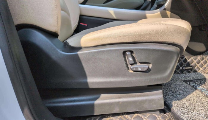 2024 MG HECTOR SHARP PRO 1.5 PETROL TURBO CVT PETROL, Petrol, Automatic, 17,621 km, Driver Side Adjustment Panel