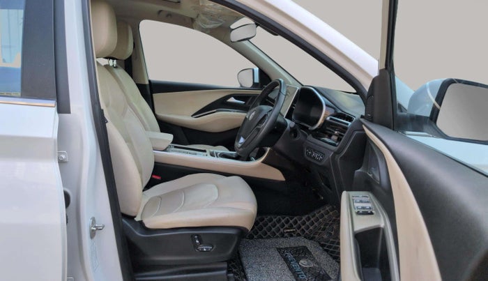 2024 MG HECTOR SHARP PRO 1.5 PETROL TURBO CVT PETROL, Petrol, Automatic, 17,621 km, Right Side Front Door Cabin