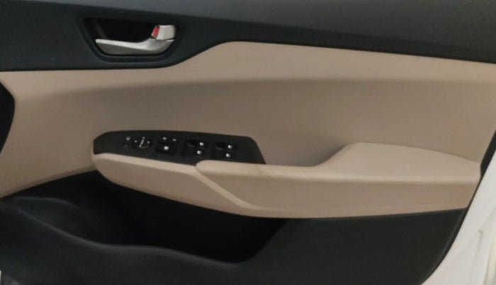 2019 Hyundai Verna 1.4 E PETROL, Petrol, Manual, 54,338 km, Driver Side Door Panels Control