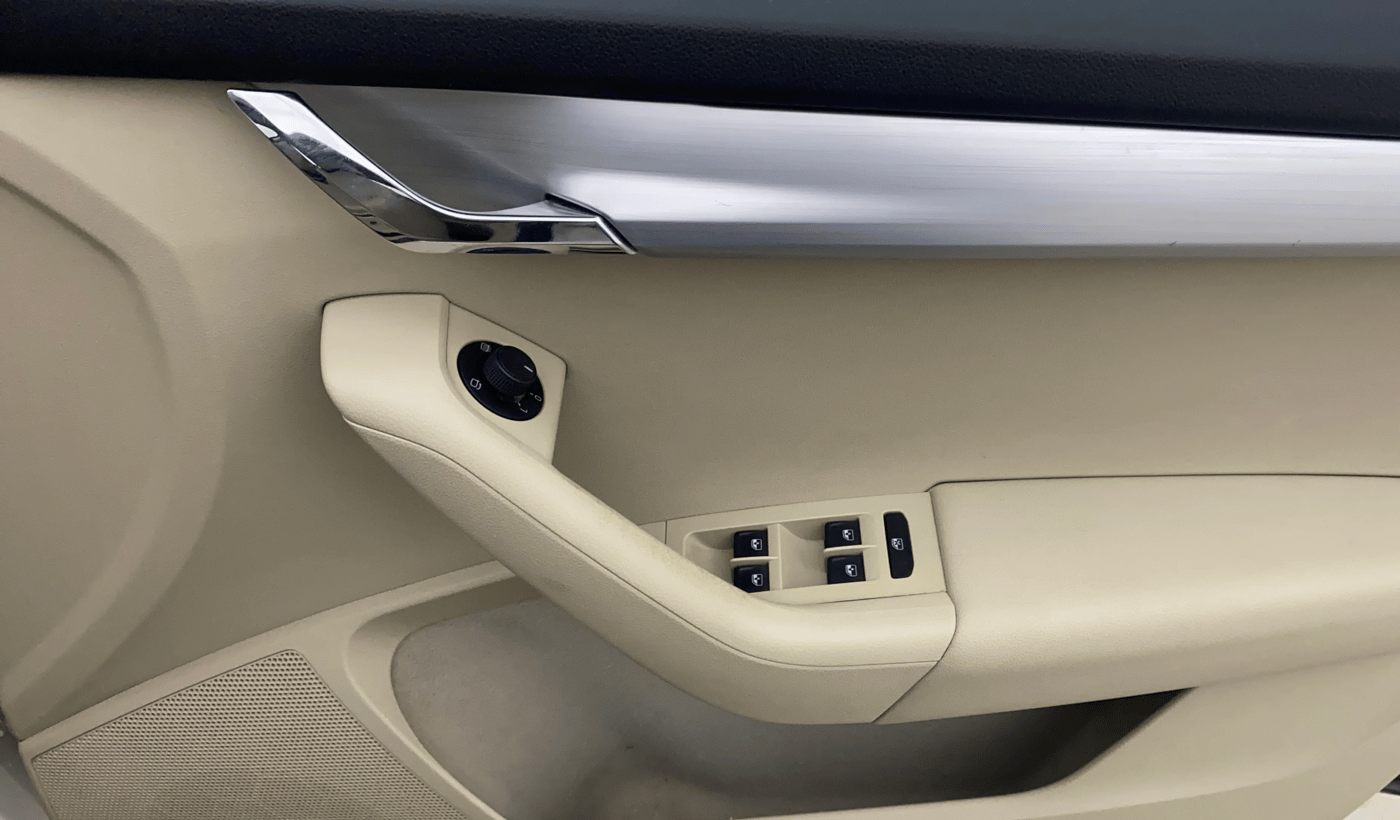 2019 Skoda Octavia STYLE 1.8 TSI AT, Petrol, Automatic, 1,12,874 km, Driver Side Door Panels Control