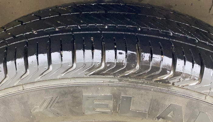 2016 Maruti Swift VXI, Petrol, Manual, 1,10,435 km, Right Front Tyre Tread