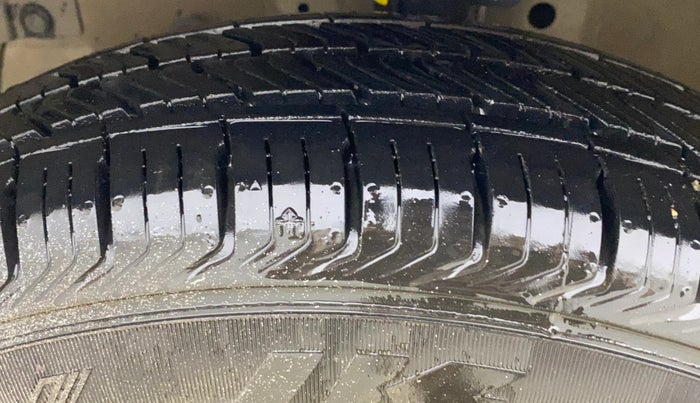 2016 Maruti Swift VXI, Petrol, Manual, 1,10,435 km, Left Front Tyre Tread