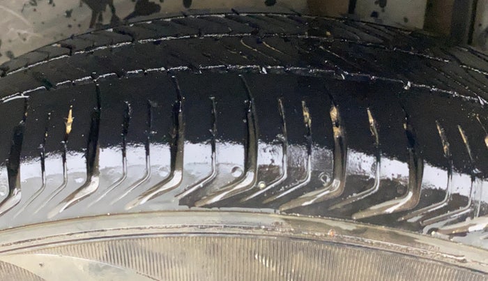 2016 Maruti Swift VXI, Petrol, Manual, 1,10,435 km, Left Rear Tyre Tread