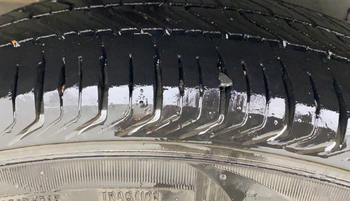 2016 Maruti Swift VXI, Petrol, Manual, 1,10,435 km, Right Rear Tyre Tread