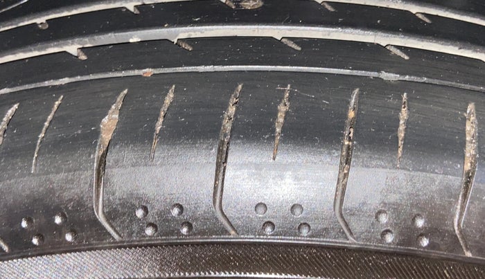 2021 Jeep Compass LIMITED (O) 2.0 DIESEL 4X4 AT, Diesel, Automatic, 1,09,401 km, Left Rear Tyre Tread