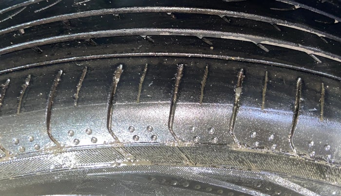 2021 Jeep Compass LIMITED (O) 2.0 DIESEL 4X4 AT, Diesel, Automatic, 1,09,401 km, Right Front Tyre Tread