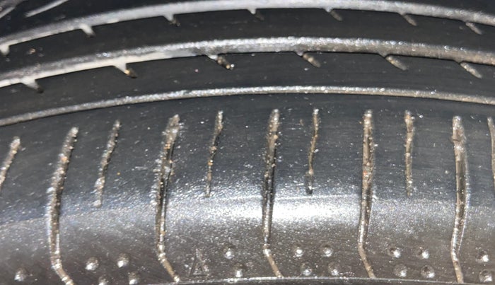 2021 Jeep Compass LIMITED (O) 2.0 DIESEL 4X4 AT, Diesel, Automatic, 1,09,401 km, Left Front Tyre Tread