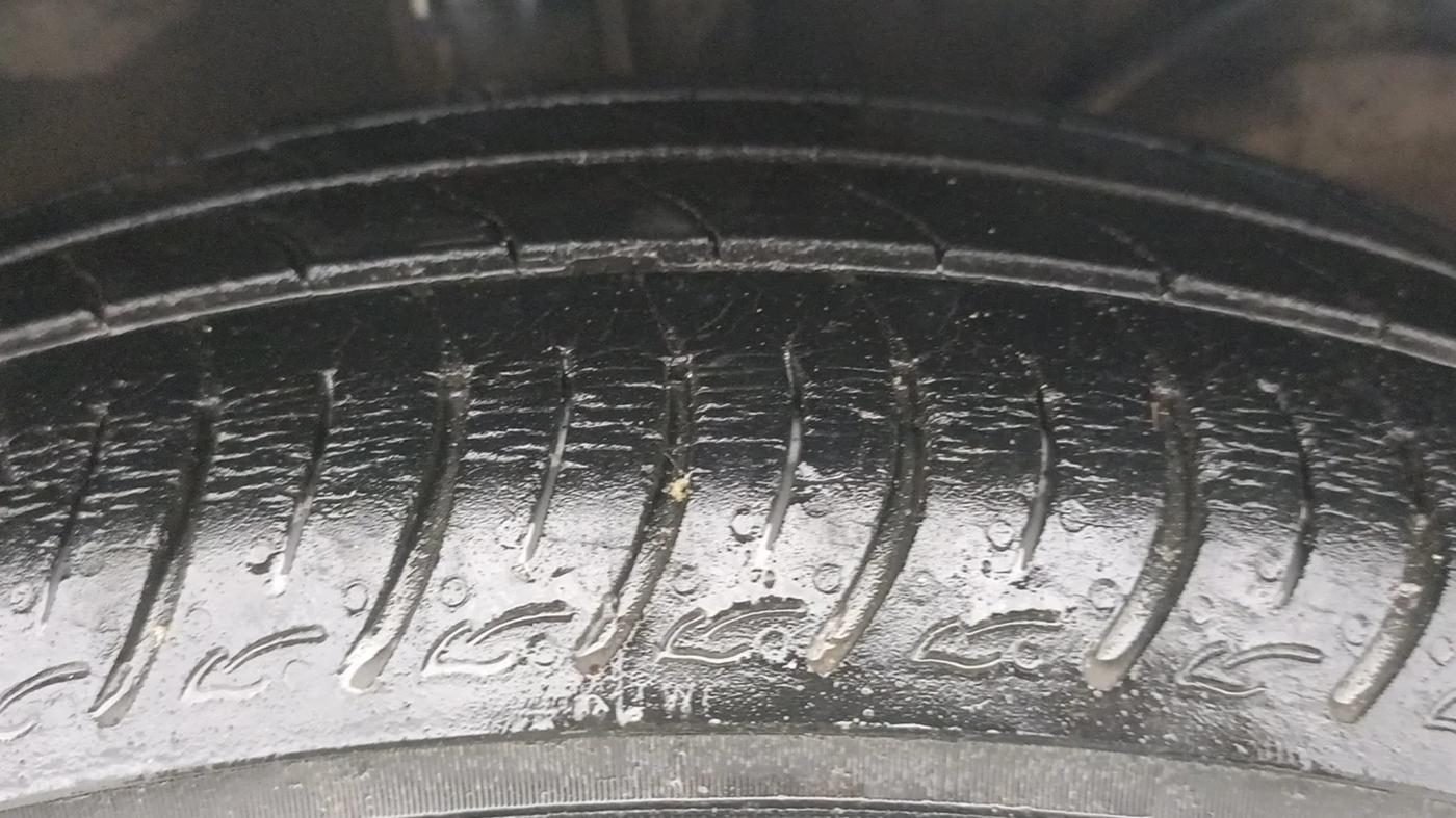 2021 Maruti Baleno DELTA PETROL 1.2, Petrol, Manual, 28,403 km, Right Front Tyre Tread