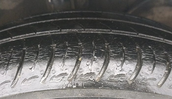 2021 Maruti Baleno DELTA PETROL 1.2, Petrol, Manual, 28,403 km, Right Front Tyre Tread