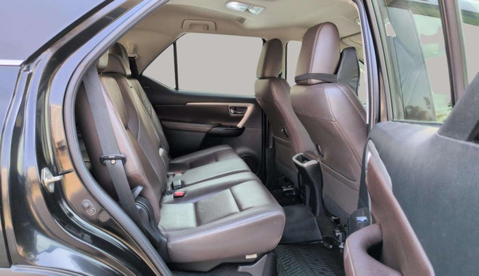 2019 Toyota Fortuner 2.8 4X4 MT, Diesel, Manual, 26,234 km, Right Side Rear Door Cabin