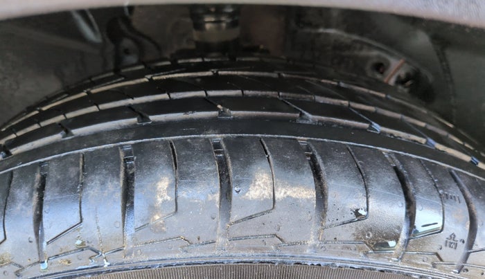 2018 Renault Captur RXT PETROL DUAL TONE, Petrol, Manual, 27,159 km, Left Rear Tyre Tread