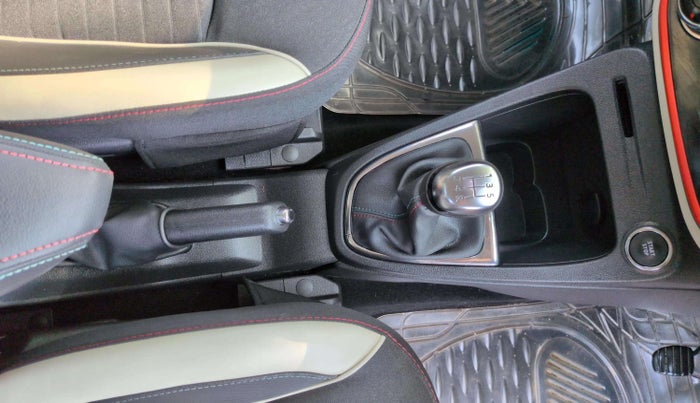 2018 Renault Captur RXT PETROL DUAL TONE, Petrol, Manual, 27,159 km, Gear Lever